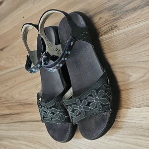 JBU By Jambu Women's Black and Gray Floral Sandals Size 10 M
